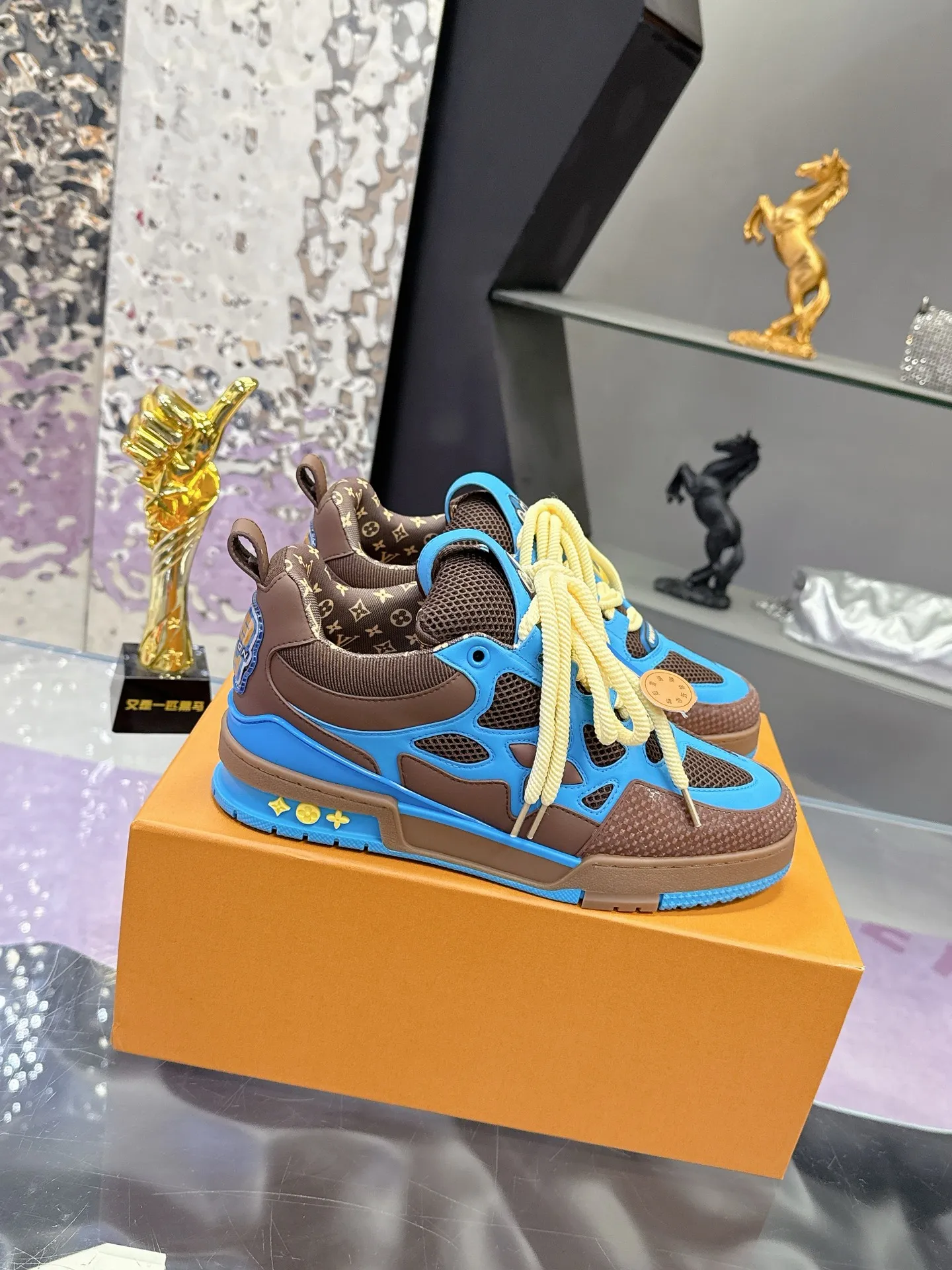 Factory price: 760💰 𝙇𝙑 𝟐𝟎𝟐5 𝐒𝐒 𝐧𝐞𝐰 Officially synchronized new colors💗 Louis Vuitton catwalk skateboard shoes are a hit, LOUIS VUITTON Trainer is undoubtedly one of the most successful Sneakers launched by luxury brands, but the pace of exploration will not stop. LOUISVUITTON will also bring a new series of skateboard shoes in the spring of 2025. The new series in the picture returns to the 90s Chunky Skate Shoes look and feel. The uppers are made of leather and mesh. The fat silhouette and thick shoelaces are very eye-catching. It is expected to have quite a few colors like the Trainer. Judging from the previous DIOR show skate shoes, this chunky style may be even stronger next year.  💎 LV small bread series LV bread shoe series 😘 Couple model Size: Female 35-40 Male 39-44, customized 45, 46